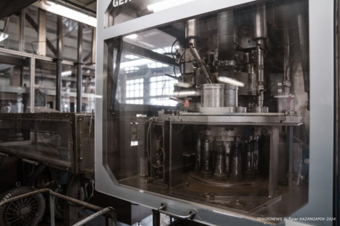 “Это мужская работа“. Кто и зачем в Казахстане делает “урановые“ таблетки