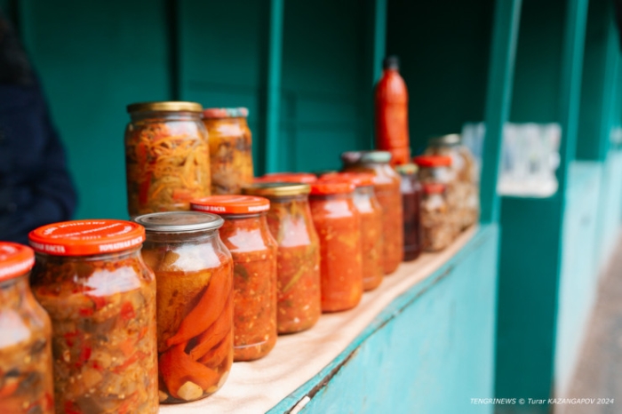 Сделано бабушкой. Кто и почему продает закрутки на улицах Астаны?