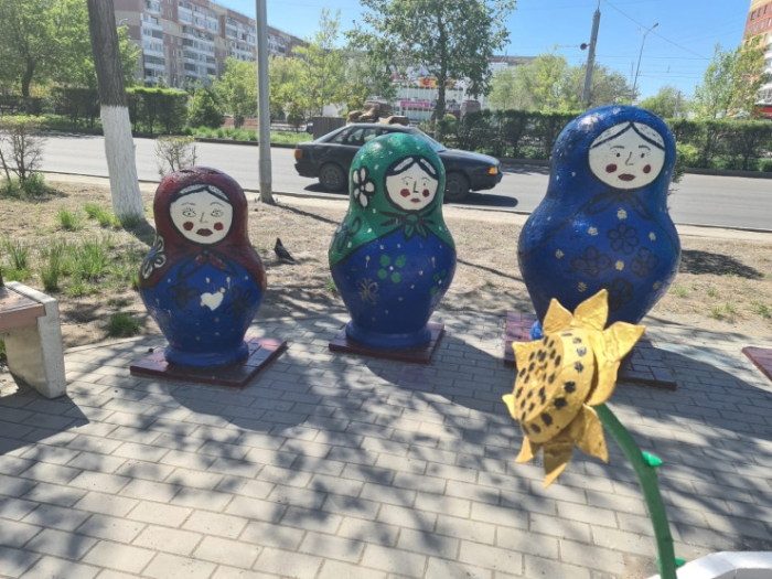 "Аллея из фильмов ужасов". Павлодарцы возмутились матрешками в центре города