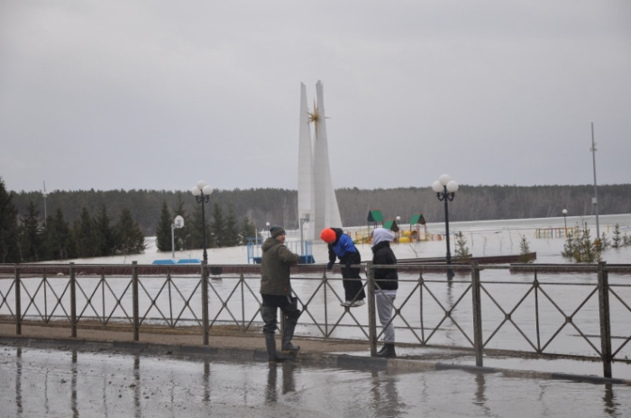 Набережную озера Пестрого затопило в Петропавловске, вода идет к домам и дачам
