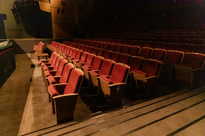 "Внимание, опасная зона!" Что происходит с театрами Алматы