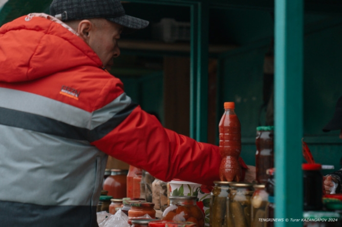 Сделано бабушкой. Кто и почему продает закрутки на улицах Астаны?