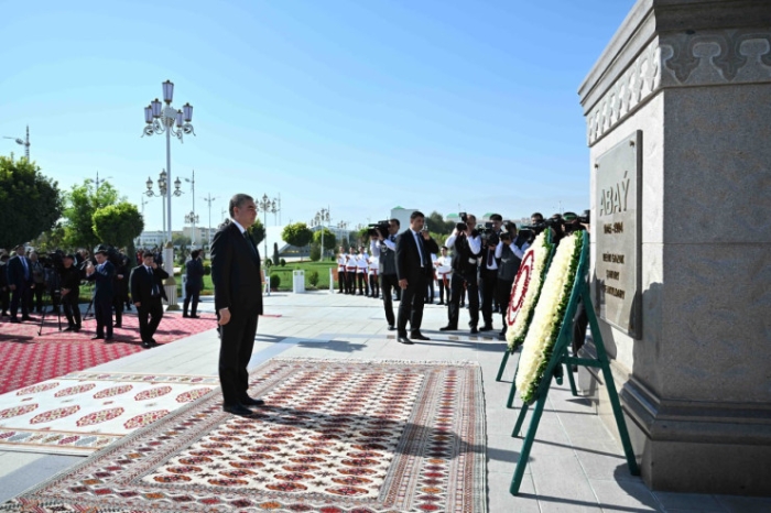 Токаев и Бердымухамедов открыли новый памятник в Ашхабаде Токаев и Бердымухамедов открыли новый памятник в Ашхабаде