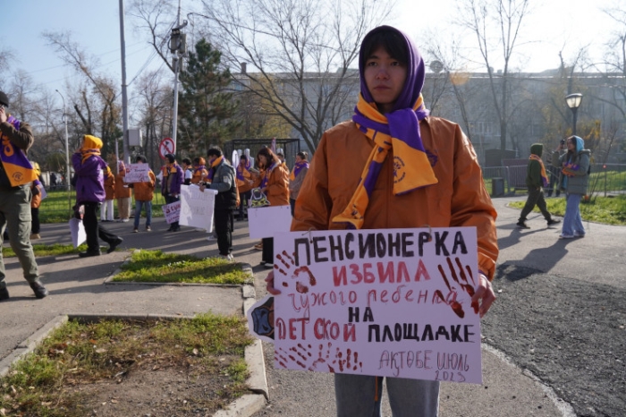 "Хватит закрывать глаза на насилие": митинг прошел в Алматы