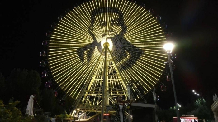 
Цифровой портрет Абая появился на колесе обозрения в Астане
