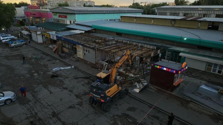 Незаконно построенную часть рынка "Арыстан" сносят в Алматы
Незаконно построенную часть рынка "Арыстан" сносят в Алматы