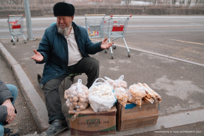 Сделано бабушкой. Кто и почему продает закрутки на улицах Астаны?