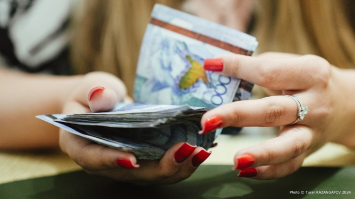 Казахстанцы могут одолжить свои деньги государству. В чем выгода?