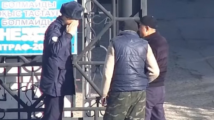 "60 тысяч тенге или до 10 суток ареста". В Семее начали активно наказывать за плевки на улице "60 тысяч тенге или до 10 суток ареста". В Семее начали активно наказывать за плевки на улице