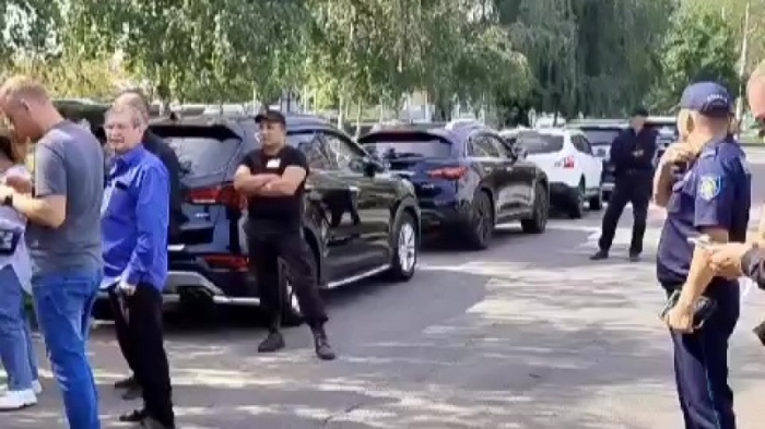 "Захватывают нашу дорогу". Жители крупного ЖК обратились в акимат Алматы "Захватывают нашу дорогу". Жители крупного ЖК обратились в акимат Алматы