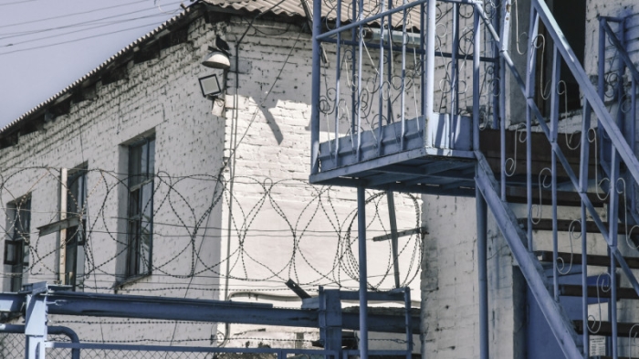 В Уральске арестованные проникли в женскую камеру через дыру в стене - СМИ