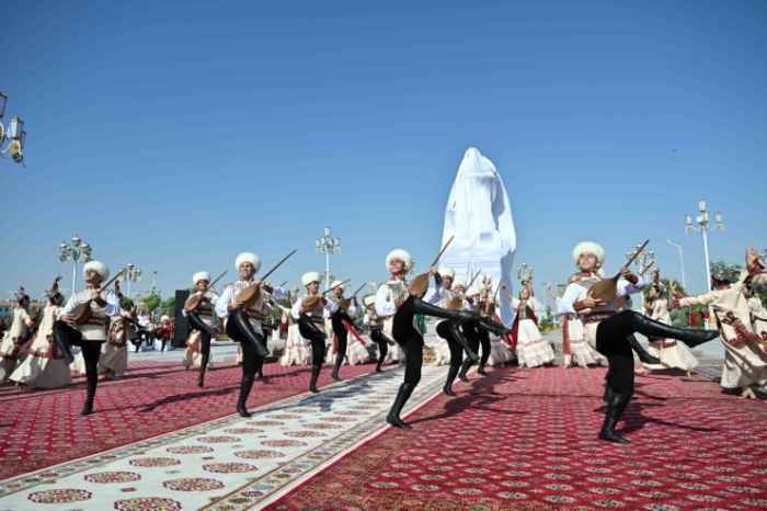 Токаев и Бердымухамедов открыли новый памятник в Ашхабаде Токаев и Бердымухамедов открыли новый памятник в Ашхабаде