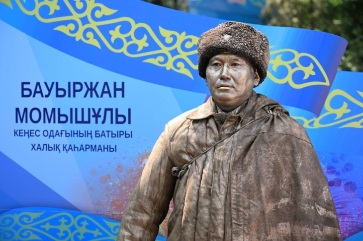 
Алматинцы возложили цветы к Вечному огню
