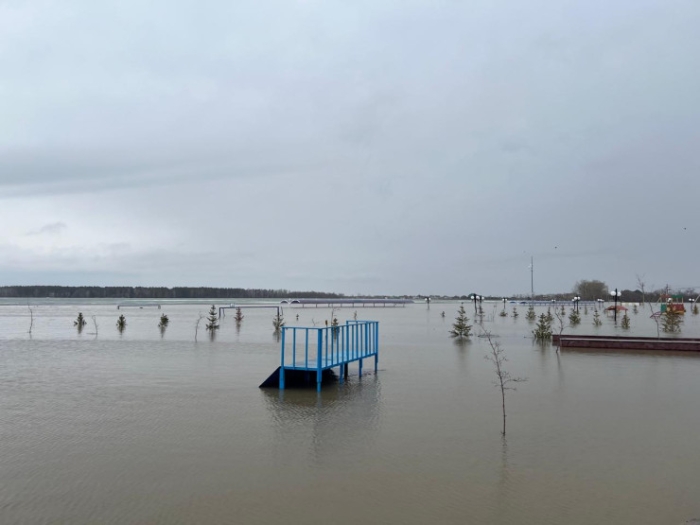 Набережную озера Пестрого затопило в Петропавловске, вода идет к домам и дачам