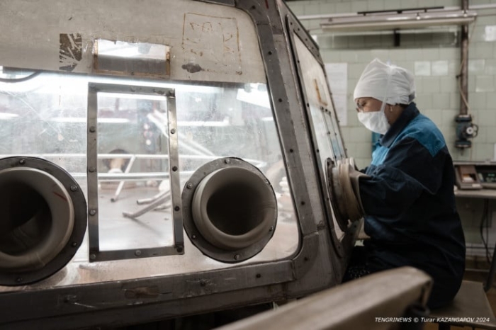 “Это мужская работа“. Кто и зачем в Казахстане делает “урановые“ таблетки