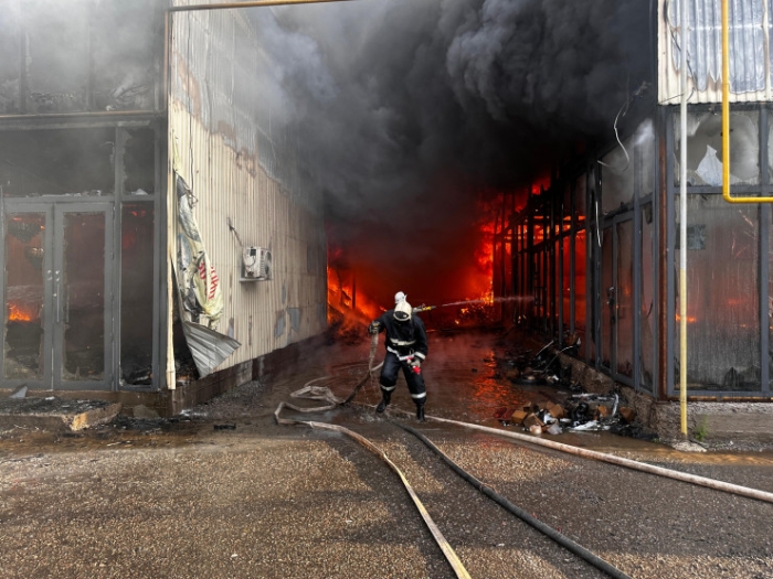 Пожар на барахолке в Алматы: видео с места ЧП