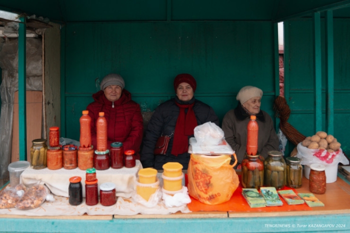 Сделано бабушкой. Кто и почему продает закрутки на улицах Астаны?