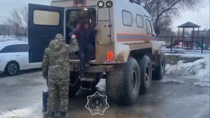 
                                                                                                                                                                                                                                                                                                                                                                                                                                                                Жительница Нидерландов застряла в грязи на просёлочной дороге по пути в Астану: ей на помощь выехал вездеход
                                                    