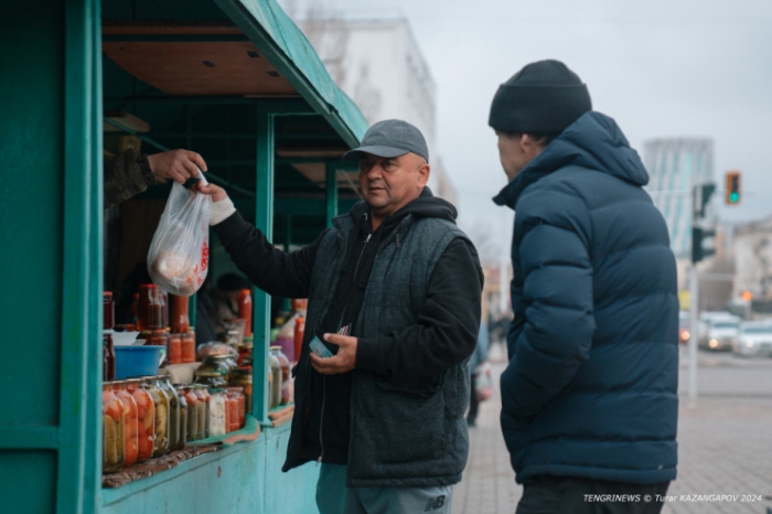 Сделано бабушкой. Кто и почему продает закрутки на улицах Астаны?