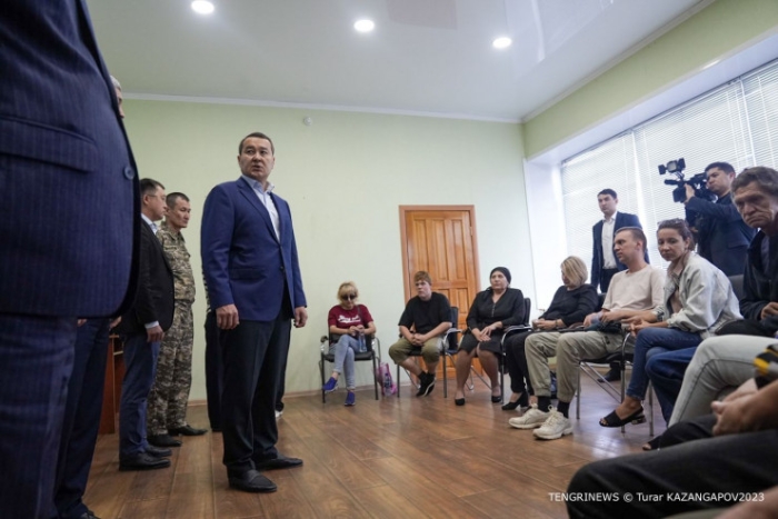 Премьер Смаилов встретился с родными погибших и пропавших на шахте "Казахстанская"