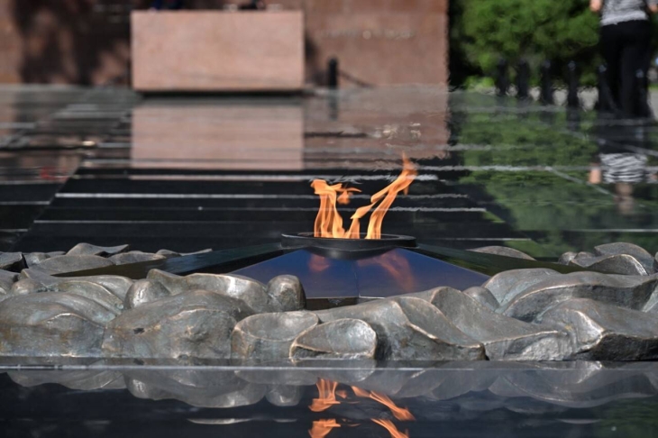 
Алматинцы возложили цветы к Вечному огню
