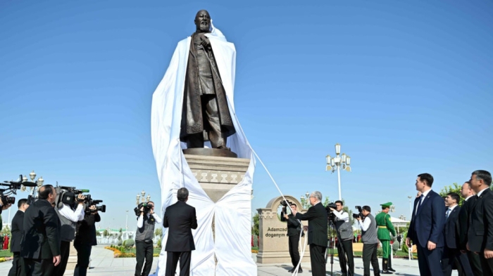 Токаев и Бердымухамедов открыли новый памятник в Ашхабаде Токаев и Бердымухамедов открыли новый памятник в Ашхабаде