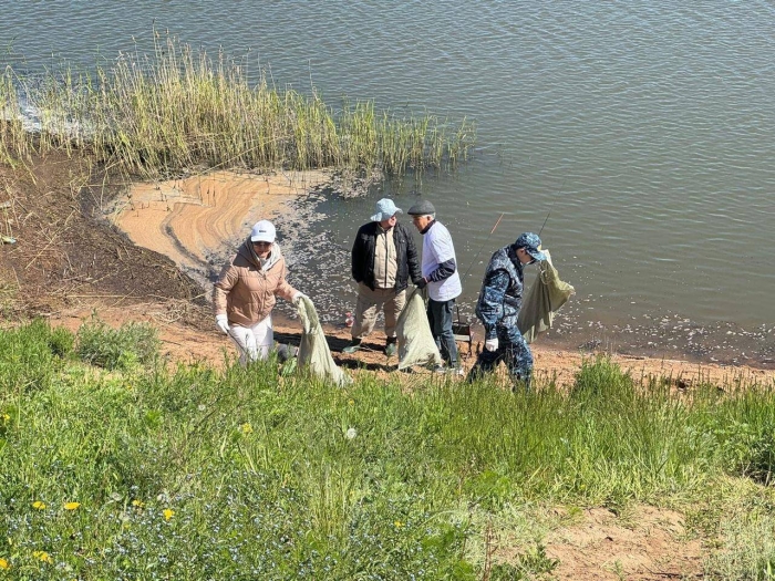 
1,3 тонны мусора вывезли с берегов Есиля в Астане за день
