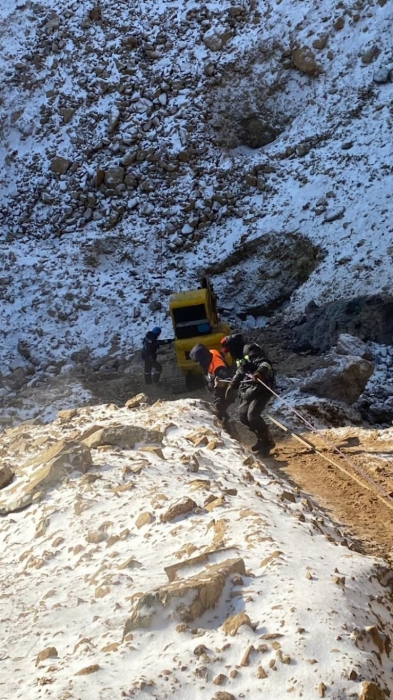 Автобус с людьми ушел под землю: аким сообщил о еще одной находке