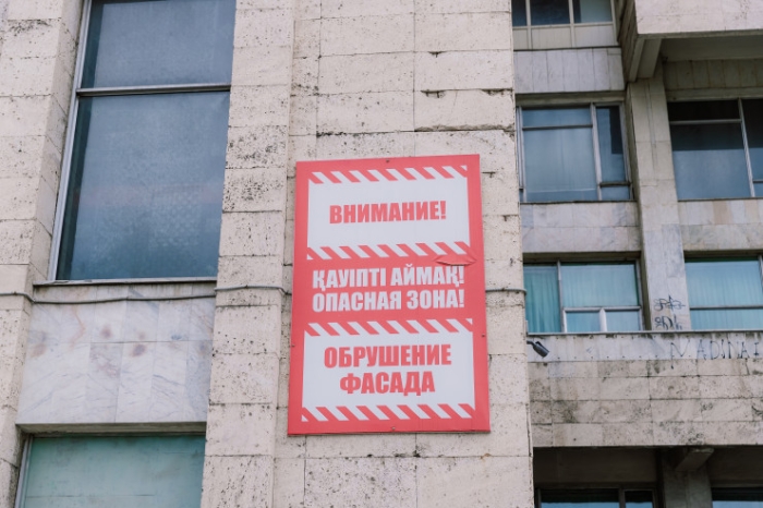 "Внимание, опасная зона!" Что происходит с театрами Алматы