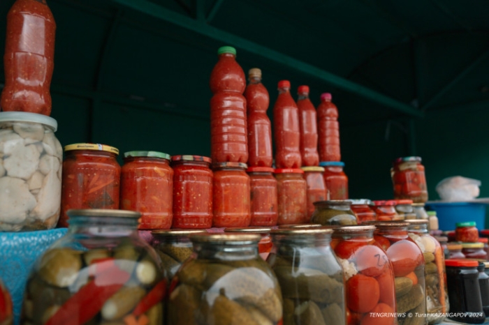 Сделано бабушкой. Кто и почему продает закрутки на улицах Астаны?