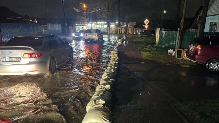 
38 частных домов и четыре улицы подтопило в Алматы во время проливного дождя

