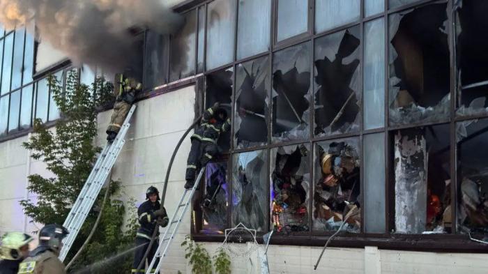 Ночью в Астане загорелось здание рынка: частично обрушилось перекрытие между этажами
Ночью в Астане загорелось здание рынка: частично обрушилось перекрытие между этажами