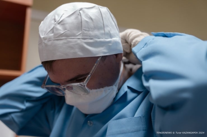 “Это мужская работа“. Кто и зачем в Казахстане делает “урановые“ таблетки