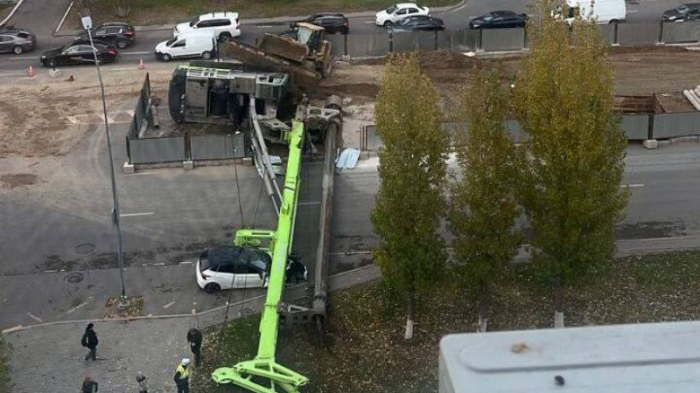 ЧП на стройке LRT: сваебой раздавил машину в Астане ЧП на стройке LRT: сваебой раздавил машину в Астане